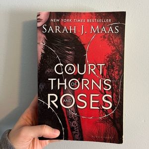Book - A Court of Thorns and Roses